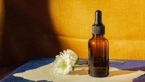 Hair Oil vs. Serum: Which Elixir is Right for Your Hair Type? A Comprehensive Guide