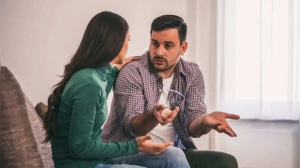 7 Early Warning Signs Your Partner May Be Commitment-Phobe